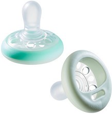 Флуоресцентни залъгалки от силикон с ортодонтична форма - Breast Like Night - Комплект от 2 броя за бебета от 0+ до 6 месеца от серията "Closer to Nature" - залъгалка